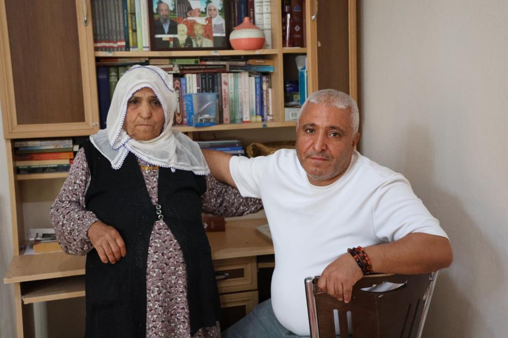 5 kardeş olduklarını kendisi hariç hepsinin evlendiklerini dile getiren Demircan, "Baktım ki bu devirde kimse anne, babayı kabul etmiyor bakmak istemiyor, ben de mecbur onlara bakmak zorunda kaldım. Onlara hizmet ettim. Evlenen insan anne ve babasına istediği gibi zaman ayıramıyor. Ama bekar olunca elinden gelen her şeyi yapabiliyorsun. Evlendiğin zaman çocuklara, eşine hayatının yüzde 80'ini adaman lazım. Yüzde 20'de anne, babaya yetmez. Onları ihmal edebilirsin. Hem ders çalışarak hem de simit satarak gerçekten zor oluyor. Kafa dağılınca toparlayamıyorsun. Bilgi dağınıklığı oluyor. Özellikle sınavlara yakın zamanlarda kafanı toparlayamıyorsun yorgunluktan. Sabaha 05.00'da kalkıyorum, namazımı kılıyorum ondan sonra 05.30 gibi simitlerimi aldığım yere gidiyorum. 12.00'a kadar simitlerimi satıyorum ondan sonra gelip eve ders çalışıyorum.