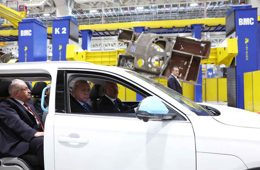 TSK envanterinde olan bir çok araç tören alanında özel parkurda gösteriler yaptı.