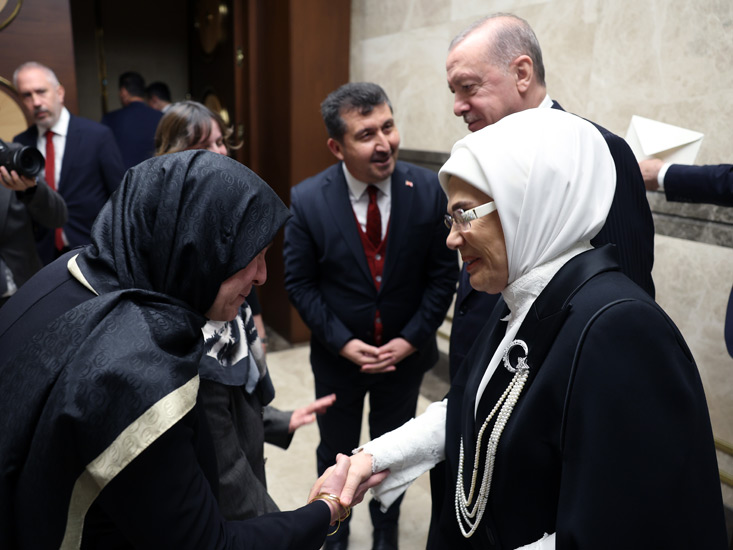 <b>BABACAN VE DAVUTOĞLU’NA PARTİ KURDUKTAN SONRA İLK KEZ DAVET</b>
Törene, TBMM Başkanı Numan Kurtulmuş, Cumhurbaşkanı Yardımcısı Cevdet Yılmaz, Cumhurbaşkanlığı Kabinesi üyeleri, Yeniden Refah Partisi Genel Başkanı Fatih Erbakan, HÜDA-PAR Genel Başkanı Zekeriya Yapıcıoğlu, DSP Genel Başkanı Önder Aksakal ve Saadet Partisi Genel Başkanı Mahmut Arıkan'ın yanı sıra yüksek yargı organlarının başkanları, dini azınlık cemaatlerinin temsilcileri, askerler ve çok sayıda davetli katıldı.