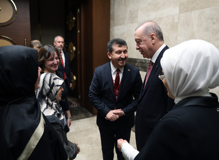 Cumhurbaşkanı Erdoğan, yanına gelen çocuklarla da sohbet etti.