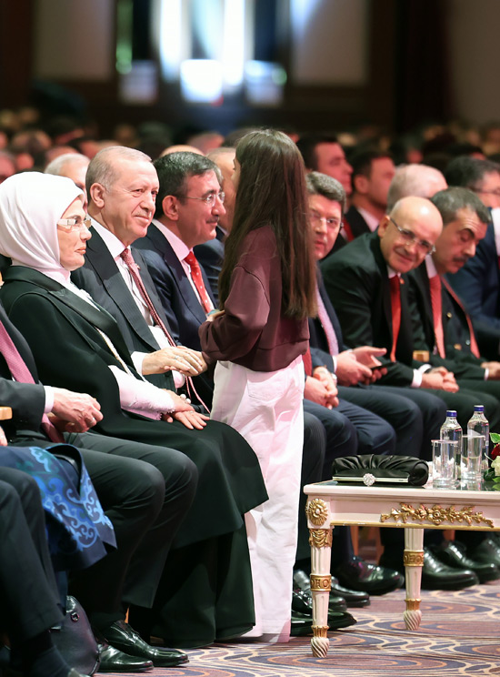 Diğer yandan DEVA Partisi Genel Başkanı Ali Babacan, Gelecek Partisi Genel Başkanı Ahmet Davutoğlu parti kurduktan sonra ilk kez bu programa davet edildi. O onlar objektiflere yansıdı...
