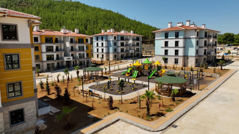 Paylaşımda, başvuruların, T.C. Ziraat Bankası, Türkiye Halk Bankası, Türkiye Emlak Katılım Bankasının proje ilinde bulunan yetkili şubelerinden ve e-Devlet üzerinden alınacağı belirtildi.
Vatandaşların 10 Kasım-19 Aralık'ta başvuru yapabileceği ve başvuru bedelinin 5 bin lira olarak belirlendiği hatırlatılan paylaşımda, "Sosyal medya linklerine, sahte internet sitelerine ve mesajlara ihbar etmeyiniz. Resmi bankalar dışındaki kişi veya hesaplara ödeme yapmayınız." ifadelerine yer verildi.
Paylaşımda, TOKİ'nin sosyal medya ve internet siteleri üzerinden, para talebi, başvurularda ön kayıt veya ayrıcalıklı başvuru hakkı gibi uygulamalarının bulunmadığı da kaydedildi.