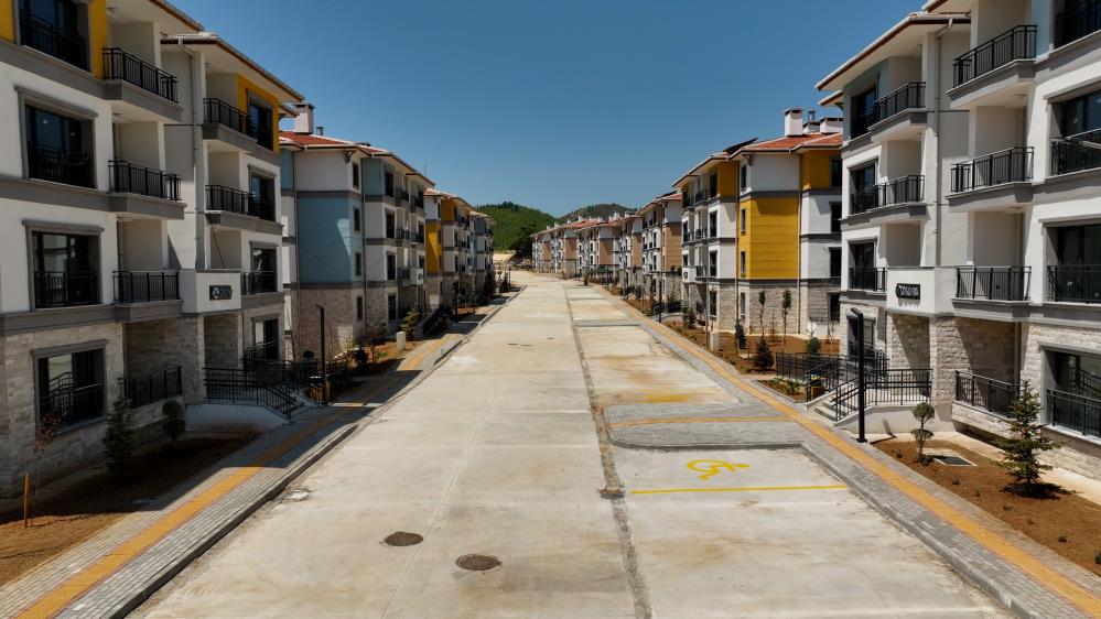 Başvuru için hane halkı aylık net gelirinin, İstanbul için en fazla 145 bin lira, diğer iller için de 127 bin lira olması gerekecek.
Konutların satış bedeli 1 milyon 800 bin liradan başlayacak. Bu konutlar devlet güvencesiyle yüzde 10 peşinat ve 240 ay vadeyle satışa sunulacak.
Taksitler, İstanbul'da 7 bin 313 liradan, diğer illerde 6 bin 750 liradan başlayacak.