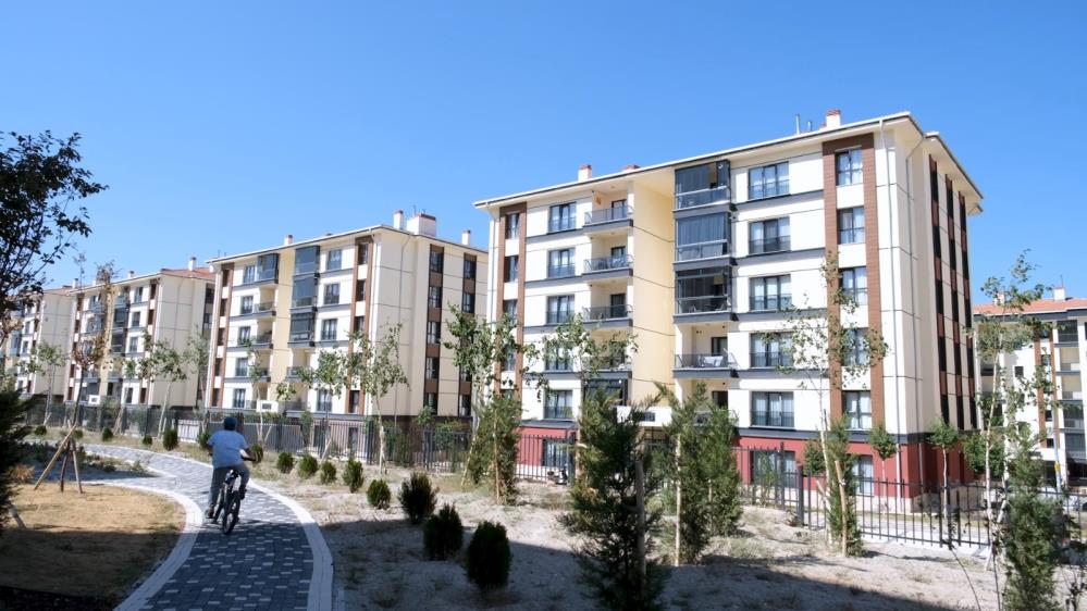 Projeye başvurular, 10 Kasım-19 Aralık tarihlerinde alınacak. İnşa ve ihale süreci kasımda başlayacak projede ilk kuralar aralıkta çekilecek.
Konutların teslimatlarının ise Mart 2027 itibarıyla başlaması planlanıyor.