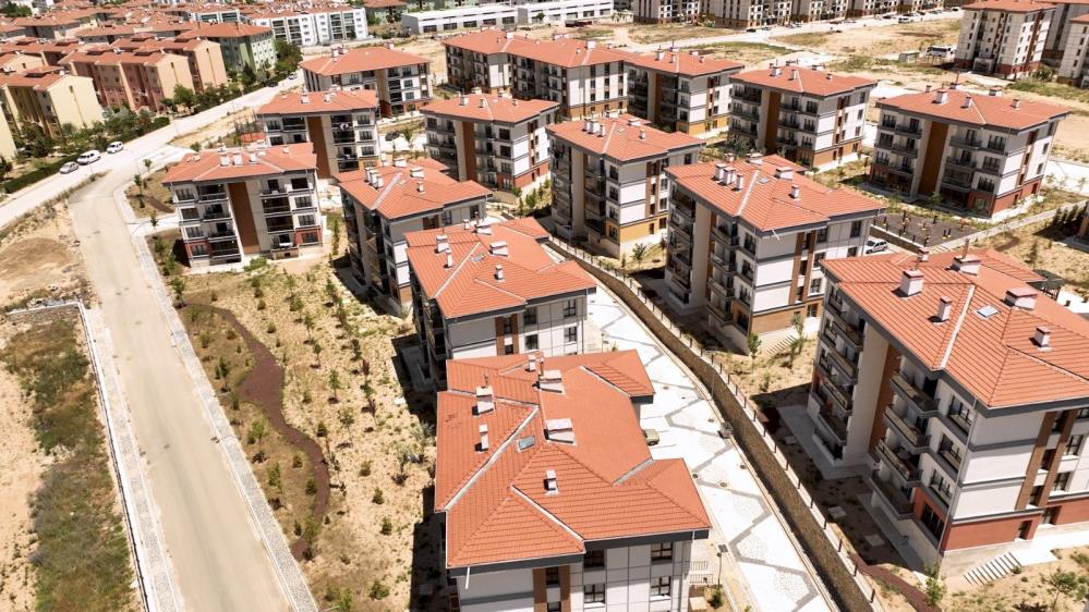 Muğla'da 6 bin 197, Muş'ta 2 bin 142, Nevşehir'de 2 bin 68, Niğde'de 2 bin 604, Ordu'da 3 bin 334, Osmaniye'de 2 bin 990, Rize'de 2 bin 42, Sakarya'da 6 bin 633, Samsun'da 6 bin 397, Siirt'te 1527, Sinop'ta 947, Sivas'ta 3 bin 904, Şanlıurfa'da 13 bin 190, Şırnak'ta 1492, Tekirdağ'da 6 bin 865, Tokat'ta 3 bin 392, Trabzon'da 3 bin 734, Tunceli'de 775, Uşak'ta 2 bin 464, Van'da 6 bin 803, Yalova'da 1805, Yozgat'ta 2 bin 858 ve Zonguldak'ta 1872."