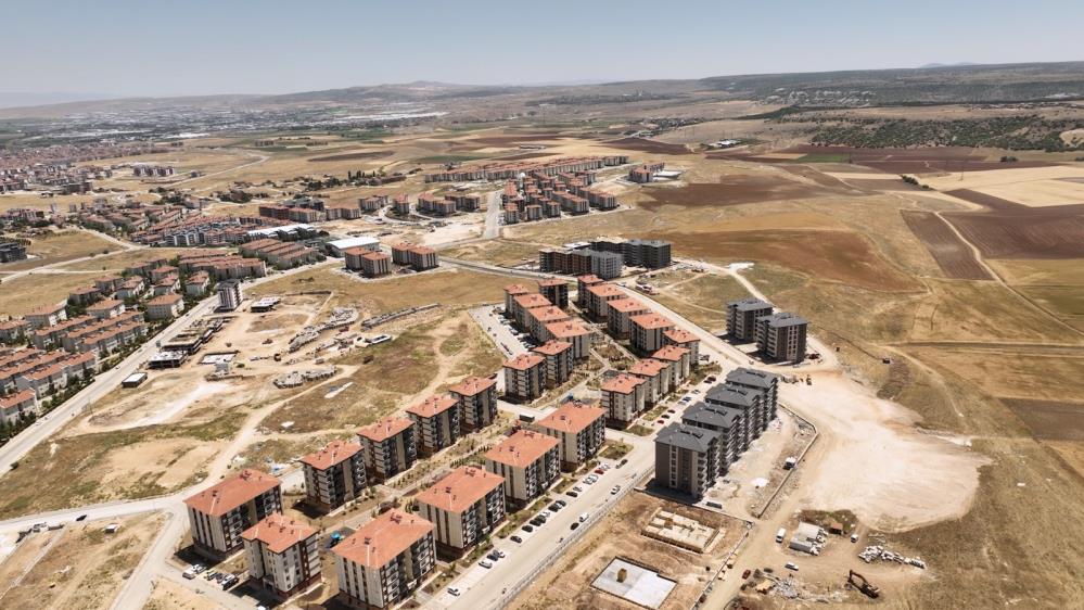 Buna göre şehit aileleri, terör, harp ve vazife malulleri ve gaziler ile engellilere yüzde 5, 3 ve daha fazla çocuklu ailelere yüzde 10, emekliler ve 18-30 yaş aralığındaki gençlere de yüzde 20 kontenjan imkanı sağlanacak.
Projeye, 18 yaşını dolduran, en az 10 yıldır Türkiye Cumhuriyeti vatandaşı olan ve tapuda kendisi, eşi ve çocuklarının üzerine kayıtlı evi olmayan herkes başvurabilecek.