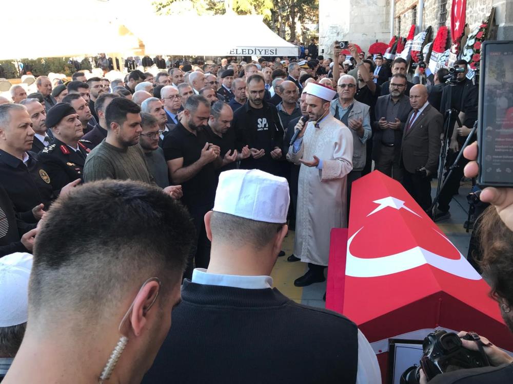<b>BAKAN YERLİKAYA TÖRENE KATILDI</b>
Cenaze namazına, Tuğgeneral Selami Akşit'in ailesi, İçişleri Bakanı Ali Yerlikaya, Jandarma Genel Komutanı Orgeneral Ali Çardakçı, protokol mensupları ve vatandaşlar katıldı.