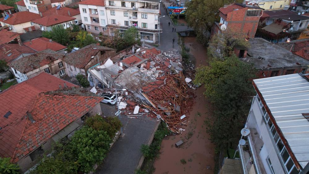 İlçe merkezine ve çevre illerde hissedilen depremde 3 bina tamamen yıkılırken, birçok bina da ağır hasar aldı.
