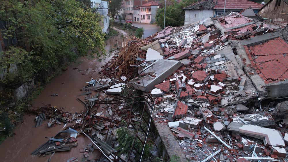AFAD verilerine göre yerin yaklaşık 5,9 kilometre derinliğinde gerçekleşen deprem çevre illerde de hissedildi.
