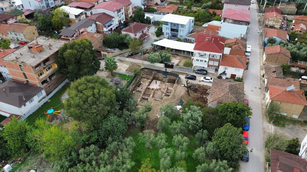 Yapılan kazılar sonucunda, tam 400 metrekarelik dev bir taban mozaiği ortaya çıkarıldı.