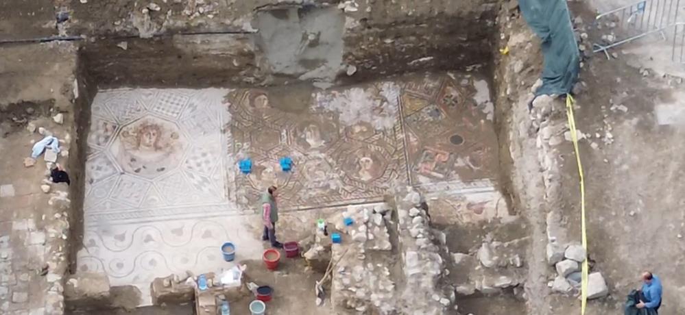 Mozaik, ilk kez görüntülenirken, uzmanlar bu alanın İznik'in kraliçesi olarak bilinen Nicea'ya ait bir sarayın girişi olabileceğini değerlendiriyor.
İznik Müze Müdürlüğü'nün Kamusal Alan ilan ettiği bölgede yürütülen çalışmalar, hem yerel halk hem de tarihçiler tarafından büyük ilgiyle takip ediliyor.
<b>Mahalle muhtarı Ali Arık, mozaikle ilgili şu ifadeleri kullandı:</b>
"Mahallemizde bulunan bu mozaik geniş çaplı olduğu için bakanlığımız el attı. Kazı yapıldı ve güzel bir çalışmayla mozaik gün yüzüne çıkartıldı. İlçemize güzel bir eser ve değer oldu. Bu mozaik Dünya ve İznik açısından çok değerli çünkü çok farklı olduğu söyleniyor. İznik ve mahallemiz adına çalışan ekibe ve bakanlığımıza teşekkür ediyorum. Bulunan bu mozaik bir saray kalıntısı, yani bir sarayın girişi olduğu düşünülüyor." Arkeologlar, mozaik yapının hem sanatsal hem de tarihi açıdan büyük önem taşıdığını belirtiyor. Papa'nın ziyaretiyle birlikte İznik'in dünya kamuoyunda daha fazla ilgi görmesi bekleniyor.