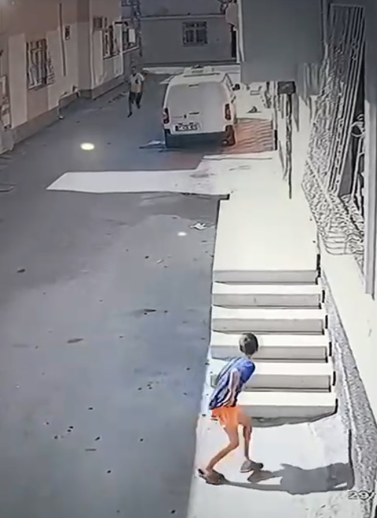 Çocuk müstakil bir evin girişindeki merdivenlere çıkarak, kapı zilini çaldı.
