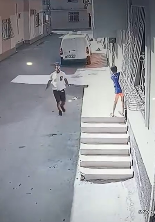 Takip eden kişi yakaladığı çocuğun ayak bileğinden tutup, başına tokat attıktan sonra savurarak 1,5 metre yükseklikten yere fırlattı.