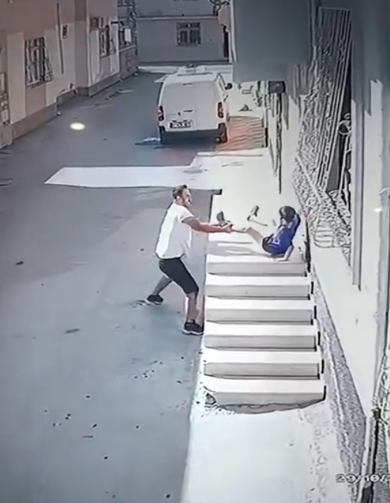 Yerde hareketsiz kalan çocuk ağlamaya başlarken, şüpheli olay yerinden kaçtı.