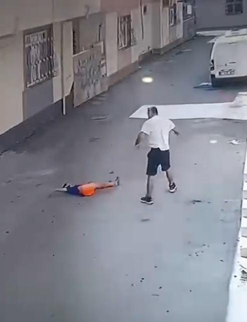 Yaşanan anlar güvenlik kamerasına yansıdı.