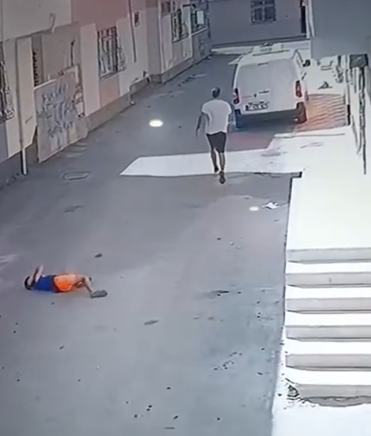 <blockquote class="twitter-tweet" data-media-max-width="560"><p lang="tr" dir="ltr">Yaşından başından utan! <br>Kovaladığı çocuğu ayak bileğinden tutup acımasızca yere fırlattı... <a href="https://twitter.com/hashtag/haber?src=hash&ref_src=twsrc%5Etfw">#haber</a> <a href="https://t.co/E5MHbbqm74">pic.twitter.com/E5MHbbqm74</a></p>— ÜLKE TV (@ulketv) <a href="https://twitter.com/ulketv/status/1983858428750573586?ref_src=twsrc%5Etfw">October 30, 2025</a></blockquote> <script async src="https://platform.twitter.com/widgets.js" charset="utf-8"></script>