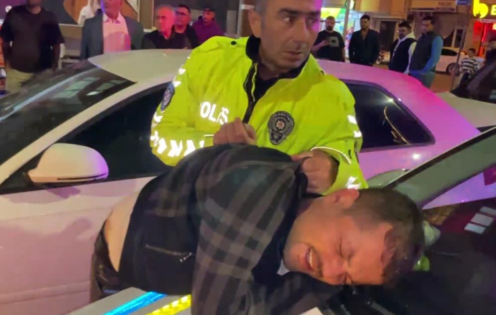 <b>POLİS MEMURLARINA YUMRUKLA SALDIRDI</b>
Bunun üzerine Sait S. ve Rahmi S. sürücünün gözaltına alınmasını engellemek için polis memurlarına yumrukla saldırdı.