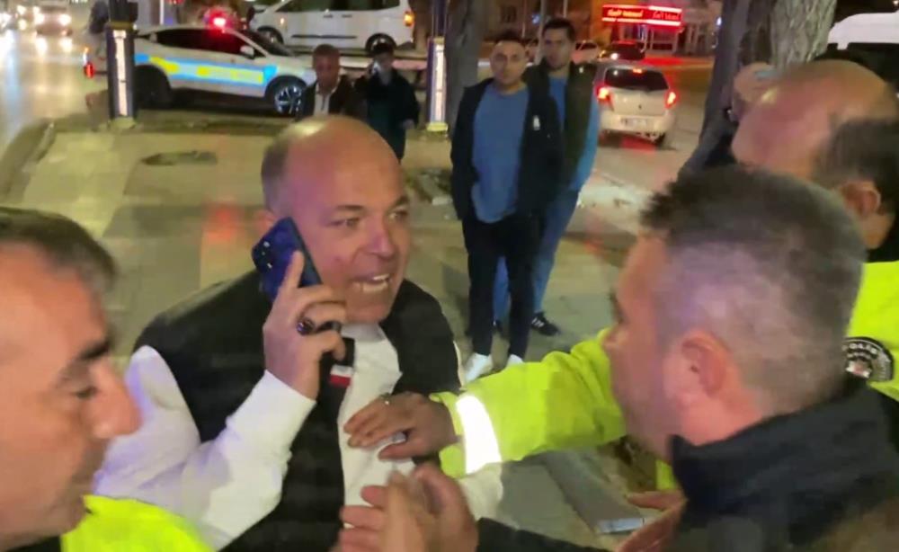 Kaza ihbarı alan trafik ekipleri kaza mahalline gelerek inceleme yaptı. Yapılan incelemelerin ardından araçlar çekici marifeti ile yoldan alınırken olay yerine gelen ve Kent Güvenlik Sistemi (KGYS) kameralarından sürücü olduğu belirlenen şahıs aracın parçalarını toplamaya başladı.