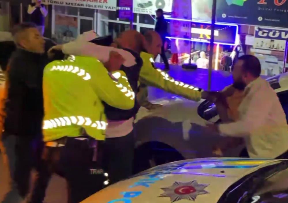 Bu sırada trafik polisleri sürücüden kimlik istedi. Kimliğini vermek istemeyen alkollü sürücü, o an polis ekiplerinden kaçmak istedi.