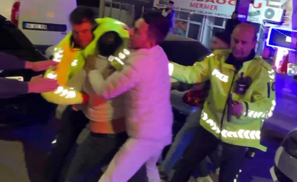 Polis memurunun kolundan tutmasıyla kaçamayan sürücü polise direndi.