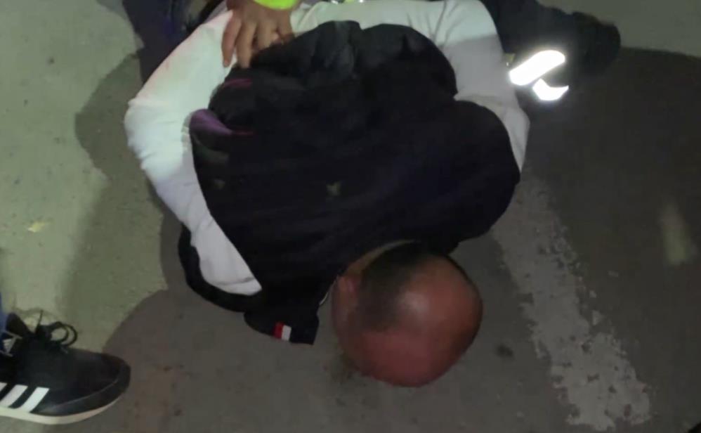 Yaşanan anlar kameralara yansırken, şahıslar ekiplerce kısa sürede etkisiz hale getirilerek gözaltına alındı. Polis aracına bindirilen şahıslar Aksaray Eğitim ve Araştırma Hastanesi Acil Servisinde sağlık kontrolünden geçirilerek ifadeleri alınmak üzere polis merkezine götürüldü. Olayla ilgili tahkikat sürüyor.