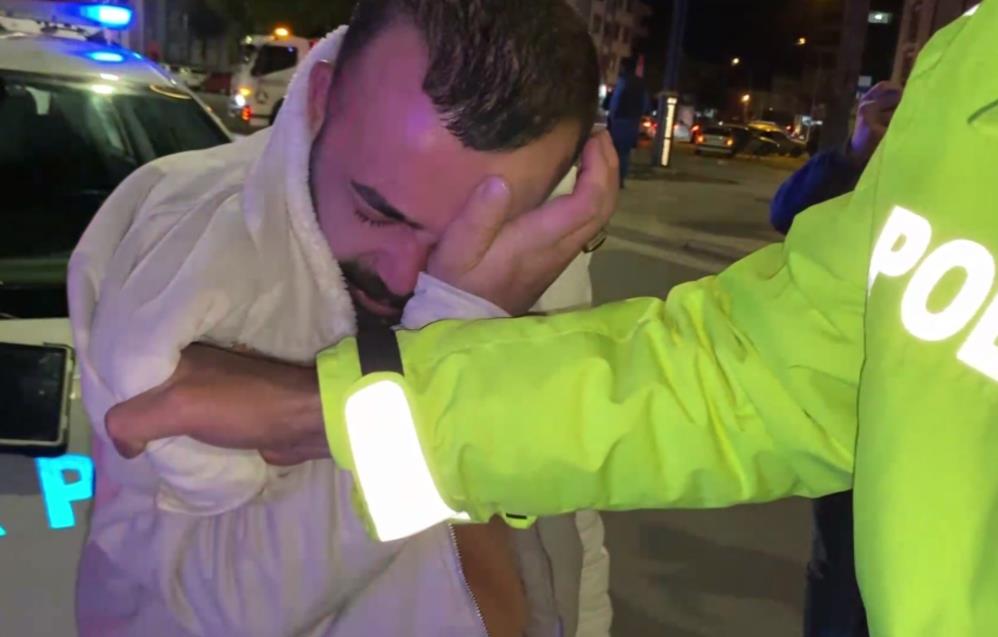 <blockquote class="twitter-tweet" data-media-max-width="560"><p lang="tr" dir="ltr">Polise yumrukla saldırdılar! O anlar anbean kamerada <a href="https://twitter.com/hashtag/haber?src=hash&ref_src=twsrc%5Etfw">#haber</a> <br>👉<a href="https://t.co/OxBiSaBfZS">https://t.co/OxBiSaBfZS</a> <a href="https://t.co/XA1TWxSY6K">pic.twitter.com/XA1TWxSY6K</a></p>— ÜLKE TV (@ulketv) <a href="https://twitter.com/ulketv/status/1983786748543975861?ref_src=twsrc%5Etfw">October 30, 2025</a></blockquote> <script async src="https://platform.twitter.com/widgets.js" charset="utf-8"></script>