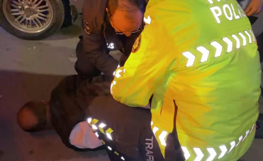 Bu sırada elinde telefonla sürücünün yanına gelen ve sürücünün yakını olduğu belirlenen Sait S. isimli şahıs, "Aksaray Belediye Başkanını arıyorum" diye polis memurlarına seslendi. Ardından polis memurlarına, bağıran Sait S., "Ne yetkin var kimliği almaya" dedi.