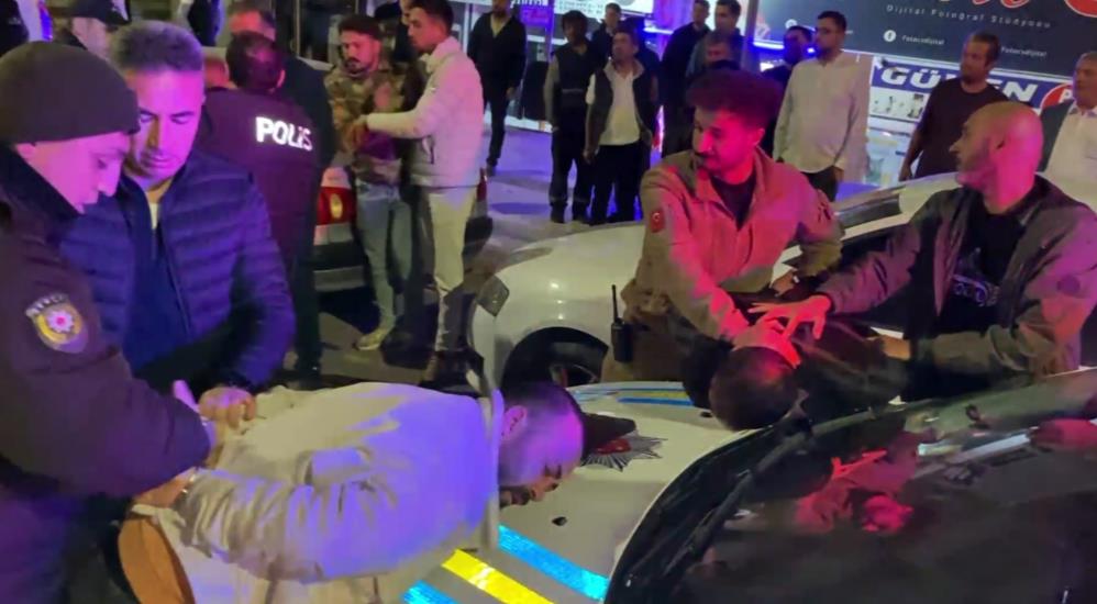 <b>POLİSE BAĞIRDI, KÜFRETTİ</b>
Polislere kimlik vermeyen şahıslar kimlik ibrazı için polis merkezine götürülmek istendi. Polis aracına götürülürken sürücünün diğer yakını olan Rahmi S. de olaya müdahil olarak polis memurlarına direndi. Polis memurları sürücüyü araca bindirmeye çalışırken alkollü sürücünün gözaltına alınmak istememesi ve memura küfretmesi sonucu polis zor kullanarak gözaltına almaya çalıştı.