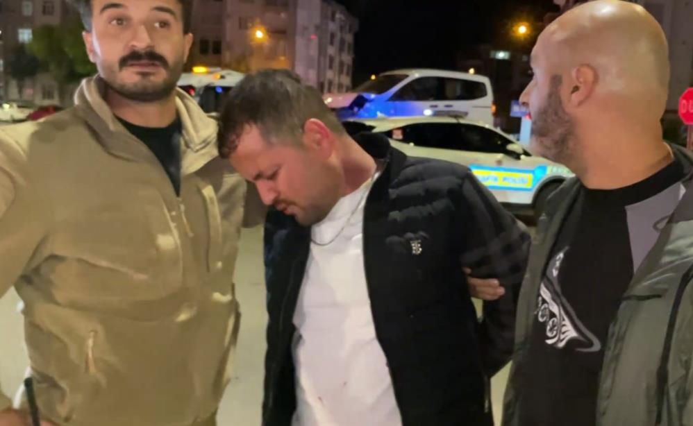 Polise yumrukla saldırdılar! O anlar anbean kamerada