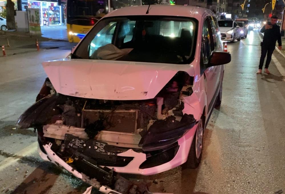 Polise yumrukla saldırdılar! O anlar anbean kamerada