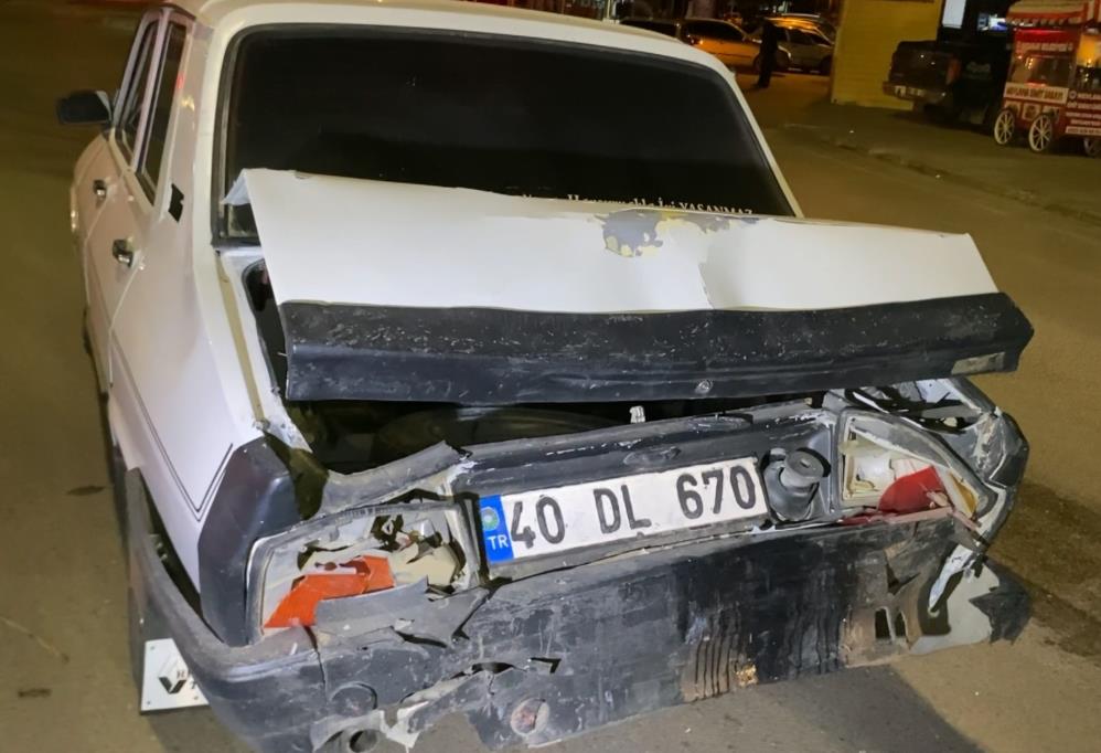 Polise yumrukla saldırdılar! O anlar anbean kamerada