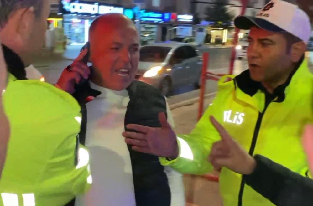 Kazadan hemen sonra alkollü sürücü ve 2 yakını araçtan inerek olay yerinden kaçtı.