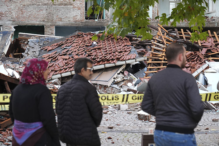 Sındırgı'da peş peşe depremler! Çöken binaları ÜLKE TV görüntüledi