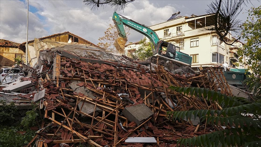 Sındırgı'da peş peşe depremler! Çöken binaları ÜLKE TV görüntüledi