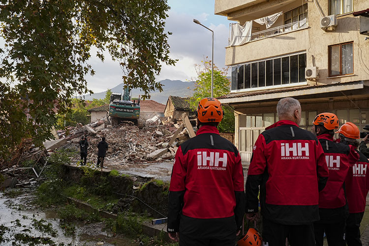Sındırgı'da peş peşe depremler! Çöken binaları ÜLKE TV görüntüledi