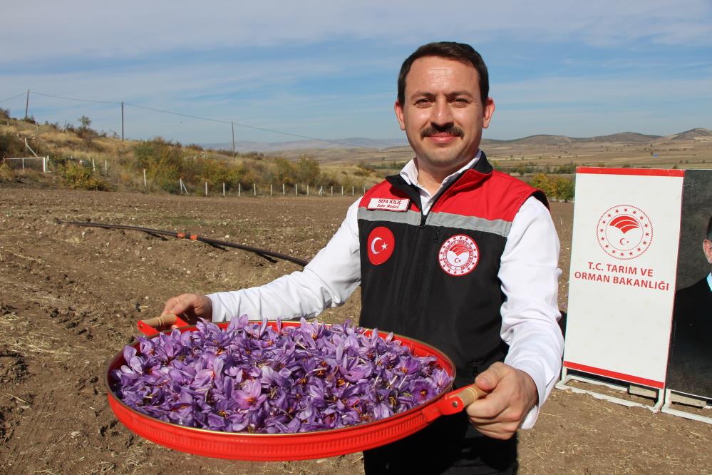 Soğandaki ürün bolluğunu ve zirai donun vurduğu kirazı hatırlatan Vali Bakan, "Bu yıl yaklaşık 12 bin dönüm soğan fazla ekildi. Çiftçilerimizin geleneksel alışkanlıkları olduğu için hiçbir şekilde ondan vazgeçmediler. Alternatif ürünlere yönelen arkadaşlarımız kısmen daha rahat ettiler. Bazı bölgelerimiz sadece kiraza yönelmişlerdi. Zirai dondan dolayı maalesef yaşadığımız süreçte alternatif ürünleri sepetlerine koymadıkları için sıkıntı oluştu" şeklinde konuştu.
