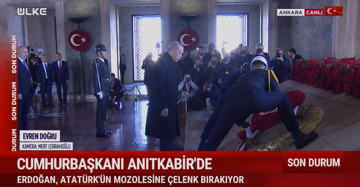 Cumhurbaşkanı, Atatürk’ün mozolesine kırmızı ve beyaz karanfillerle süslü çelengi bıraktı. Devlet erkanı önce saygı duruşunda bulundu ardından İstiklal Marşı okudu.