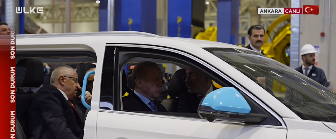 <b>FABRİKANIN RENKLERİNİ TAŞIYOR</b>
Cumhurbaşkanı Erdoğan'ı taşıyan bu özel tasarım TOGG'un, Altay Tanklarının üretimini gerçekleştirecek olan fabrikanın renklerini taşıdığı öğrenildi.