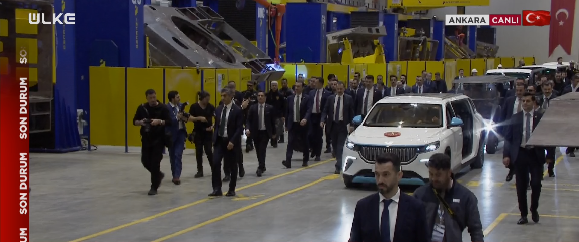 Erdoğan, törenin gerçekleştiği fabrikaya özel tasarım bir TOGG otomobili ile geldi.