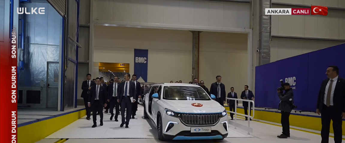 <b>YENİ TOGG İLE TÖRENE KATILIM</b>
Cumhurbaşkanı Erdoğan, yoğun bir konvoy ile katılım sağladı. Cumhurbaşkanlığı forsunun da yer aldığı TOGG otomobilin daha uzun bir tasarıma sahip olması dikkat çekti.