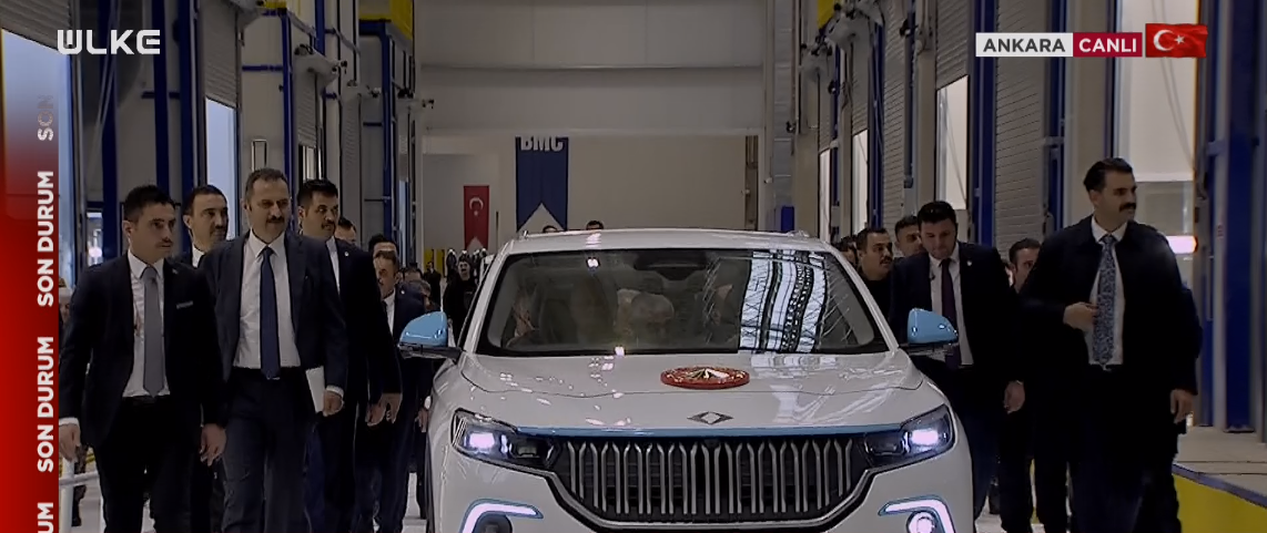 Limuzine benzeyen bu araçtaki kapının basın mensuplarının görüntü alabilmesi için çıkarıldığı öğrenildi. Erdoğan'a aracın içinde bakanlar da eşlik etti.