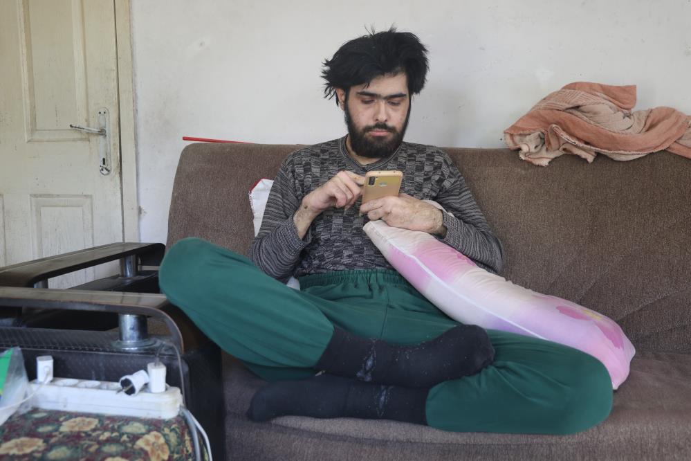 Kahramanmaraş merkezli depremlerde evini kaybeden 50 yaşındaki anne Semra Özbay ve 23 yaşındaki oğlu Barış Özbay, yaşadıkları depremin ardından Defne ilçesinde hayata birlikte tutunuyorlar. Depremde hem evlerini hem yakınlarını kaybeden aile, üç yıldır zorlu bir süreçle mücadele ediyor.