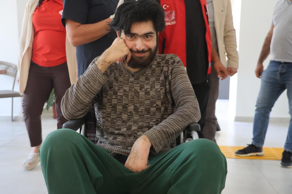Devlet kurumlarının girişimleriyle Barış'ın yeni hayatına başlamasına yönelik ilk adımı atmıştı. Yaklaşık 3 yıl sonra duş alan, tıraş olan ve evinden çıkıp farklı bir noktaya giden Barış'ın annesi Semra Özbay'ın yüzü evladı için gülmeye başladı. Antakya Belediyesi ekipleri, 3 yılın ardından yeni hayat yolundaki ilk adımı atan Barış ve annesinin yaşadığı evi, köşe bucak temizledi.