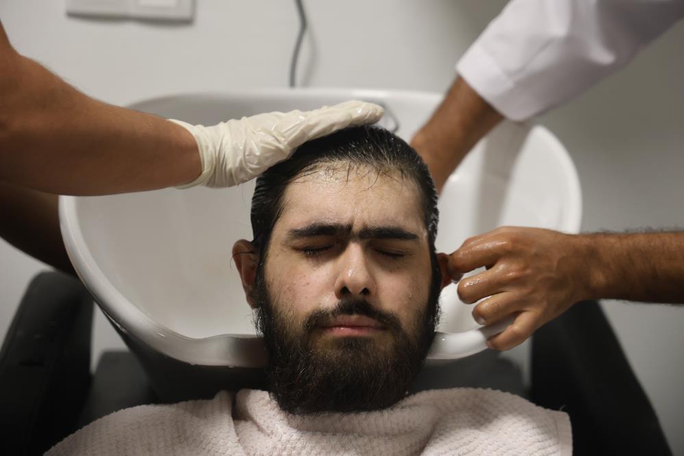 <b>"ANKSİYETE VE DEPRESYON TANISI KONULDU"</b>
Barış'ın yapılan psikolojik muayenesinde klinik olarak anksiyete ve depresyon tanısı konulduğunu ifade eden Antakya İlçe Sağlık Müdürü Coşgun, "Barış kardeşimizin şu andan sonraki hayatında daha sağlıklı olabilmesi için psikososyal desteği sağlamak üzere çalışmalarımız devam ediyoruz. Bu süreçte uzman psikiyatri doktorumuz tarafından değerlendirmeleri yapıldı, gerekli tedavileri sağlandı. Barış'ın daha sonraki hayatında da adapte olabilmesi ve hayatını düzenlenebilmesi için psikologlarımız tarafından da psikoterapiler yapılacak. Şu anda aldığı klinik tanı olarak anksiyite ve depresyon tanısı konuldu. Bunlarla ilgili tedavi başlandı ama bunun temelinde gördüğümüz kadarıyla bir sosyal medya ve dijital bağımlılık durumunun tetiklediği düşünüyoruz.