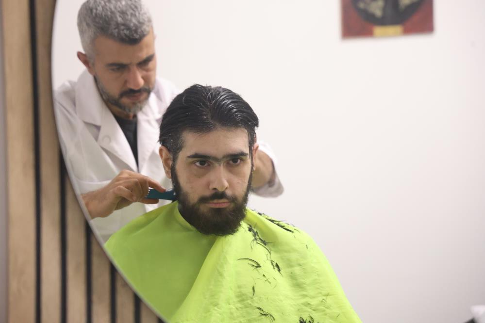 <b>"HERHANGİ BİR SAĞLIK PROBLEMİ OLMADIĞINI GÖRDÜK"</b>
Barış'ın yapılan kan tahlilleri sonucunda beslenmeden kaynaklı vitamin eksiliği olduğunu söyleyen Coşgun, "Barış Özbay kardeşimizle ilgili bize sosyal medya kanalları üzerinden bilgileri geldikten sonra gerekli çalışmaları yaptık. Aile ve Sosyal Hizmetler Müdürlüğü ve Antakya İlçe Sağlık Müdürlüğü sağlık ekipleri evde sağlık birimleri konuya hemen vakıf olarak Barış kardeşimizin ailesine ulaştık. Barış'ın önce bakımları yaptırdık, temizliğini sağladık ve evde sağlık ekibimiz tarafından sağlık muayeneleri gerçekleştirildi. Kan tahlilleri alındı. Bu kan tahlilleri değerlendirildi ve çok şükür herhangi bir sağlık problemi olmadığını gördük. Birkaç vitamin eksikliği söz konusuydu, bunlar da beslenme düzensizliğinden kaynaklı olduğunu düşünüyoruz. Onlarla ilgili gerekli çalışmalar vitamin destekleri reçetelerle birlikte sağlandı" dedi.