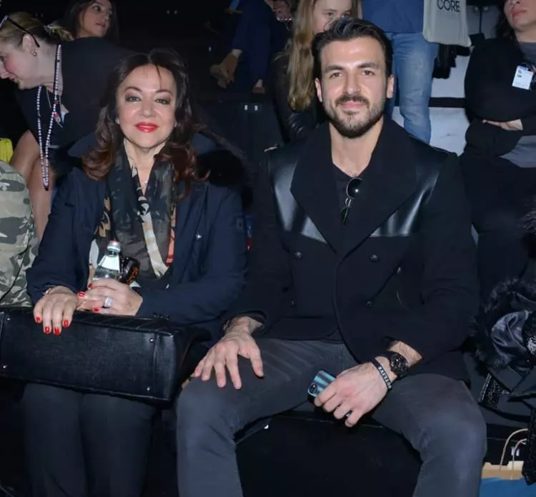 Erkan ise "Gurur'u arayayım, hastaneye gidelim abla" diyor. Annem de 'Hayır, ben uyurum sabaha geçer' diye yanıt veriyor. Ancak durum ilerleyince ve kendini çok kötü hissedince beni aradılar, 'Gurur hemen gelmen lazım, annen çok kötü' dediler. Ben geldiğimde bilinci yerindeydi fakat kontrolünün %60-70'ini kaybetmişti."