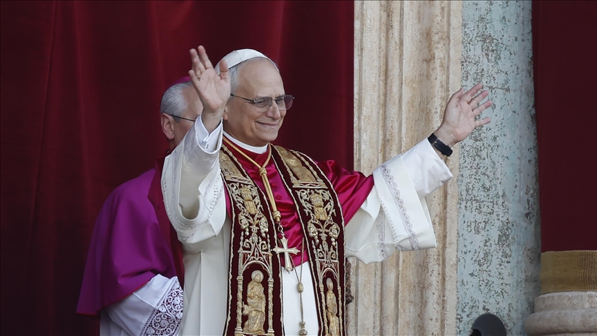 <b>PAPA'NIN ZİYARETİ ÖNCESİ İZNİK'TE TARİHİ KEŞİF</b>
Papa 14. Leo'nun ziyaret gerçekleştireceği İznik'te yüz yılın keşfi olarak İznik Gölünün tabanında ortaya çıkarılan bazilikanın ardından şimdi de 400 metrekarelik dev taban mozaiği ilk kez keşfedildi.
Ekipler büyük bir gizlilik içerisinde devasa mozaikte kazı ve temizlik çalışması yapıyor.