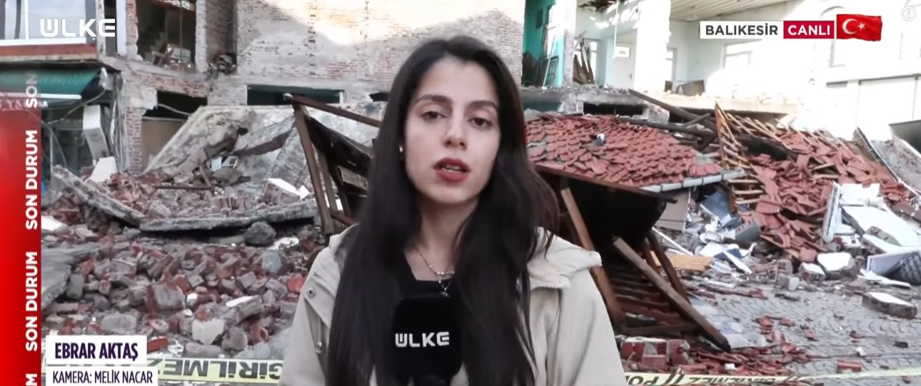 Sındırgı'da peş peşe depremler! Çöken binaları ÜLKE TV görüntüledi