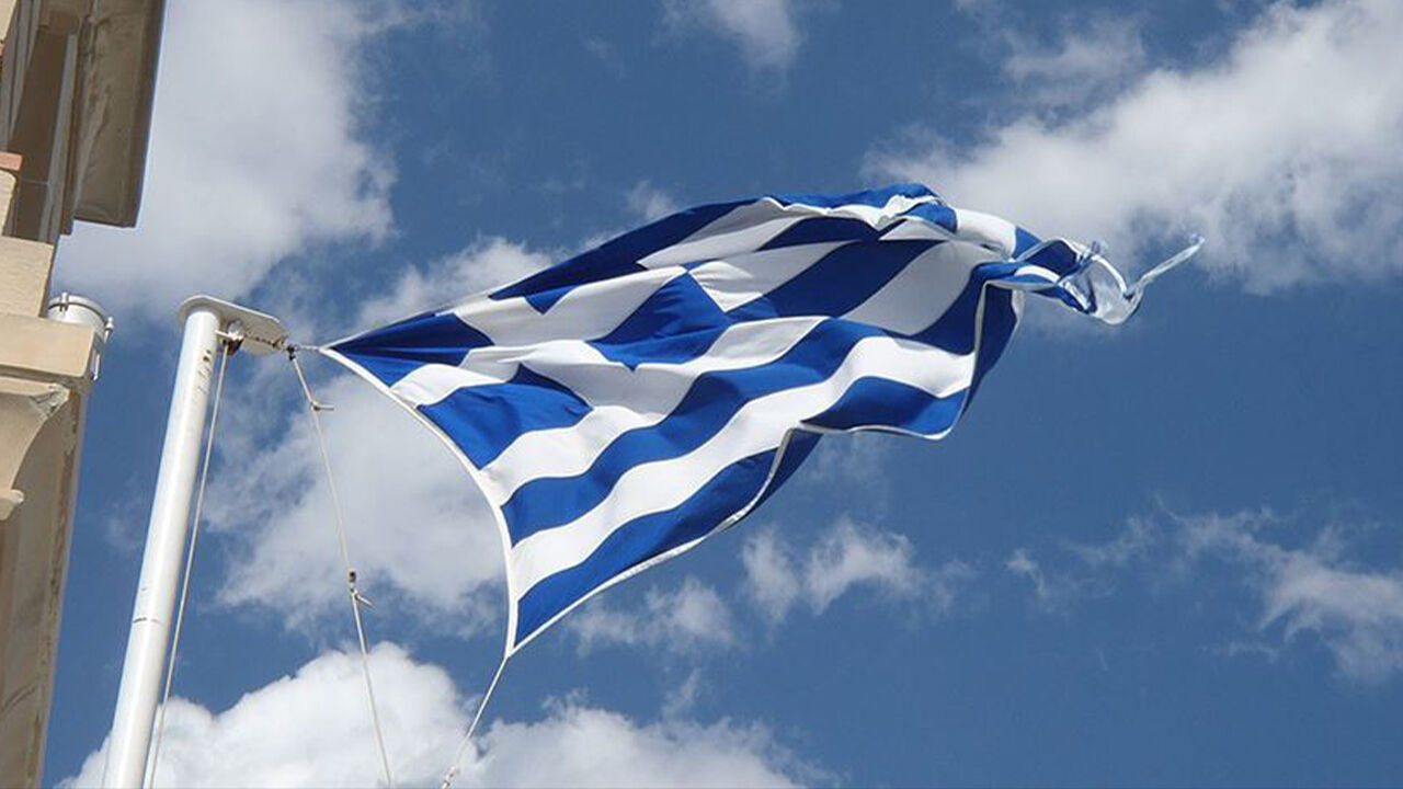 12 adada olağanüstü hal ilan edildi! Yunanistan'da kriz