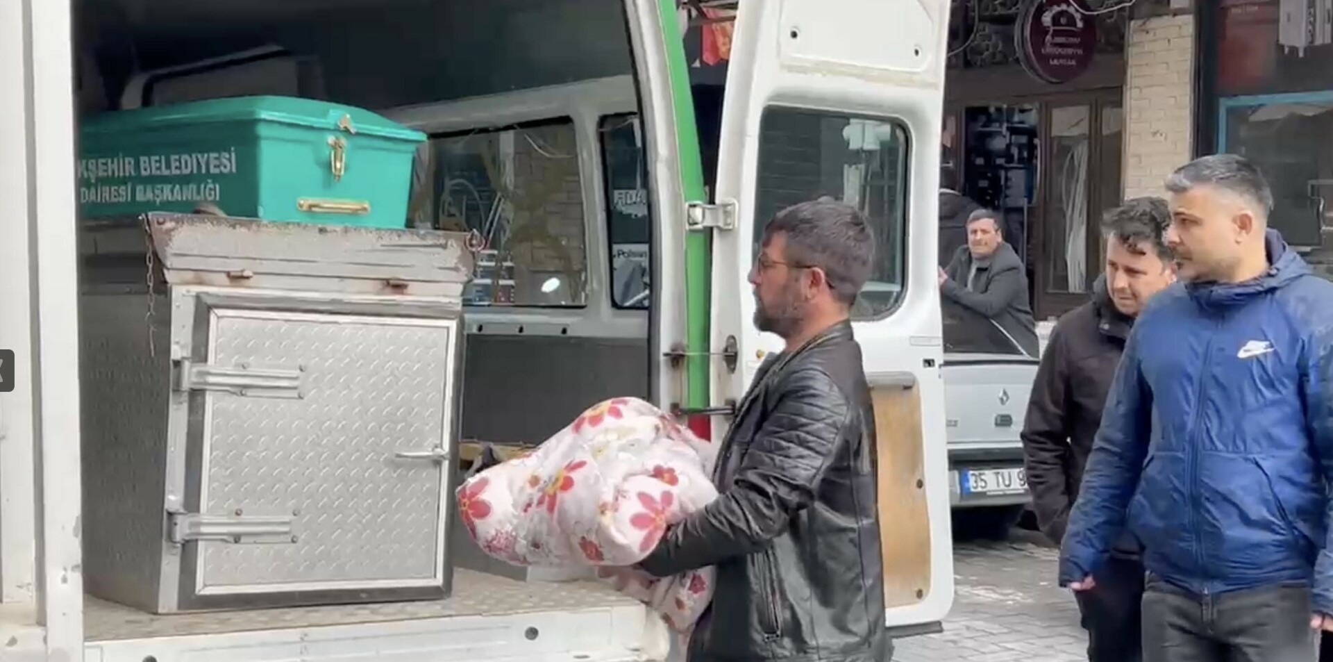 3 A Y L I K S I R I N A L Y A B A K I C I S I N I N E V I N D E O 1132525 336233